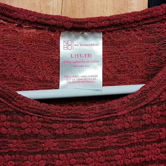 Maroon with lacework style crew neck no boundary size large t-shirt - Picture 3 of 5